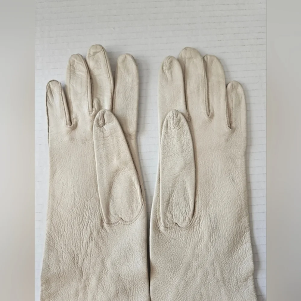 Leather and Lace vintage gloves size small‎